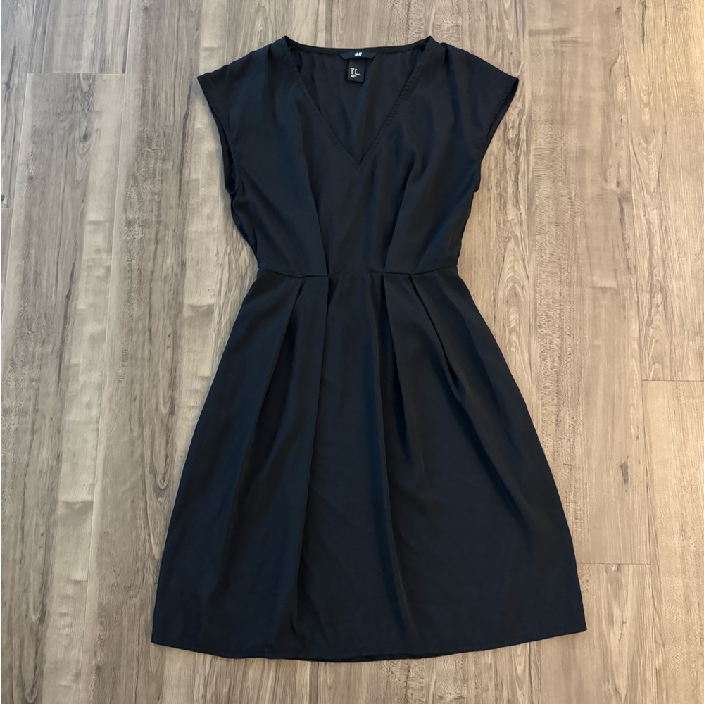 H&M Cocktail Dress. Black Dress. Sleeveless V-Neck Size 2 / XS.